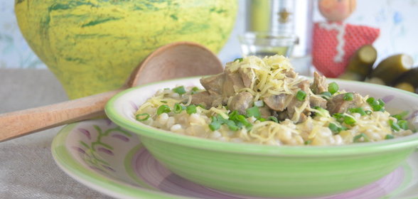 Перлотто а ля рюс с горчичными почками и малосольными огурцами