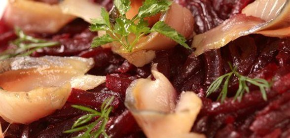 Слабосоленая атлантическая сельдь под шубой из молодых овощей