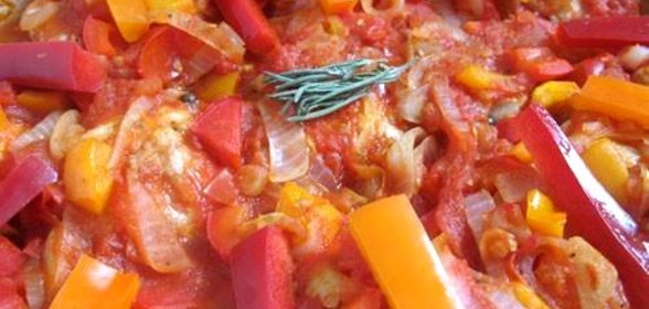 Курица в соусе из помидоров и перцев