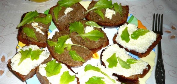 Бутерброды с рыбным паштетом и икрой мойвы