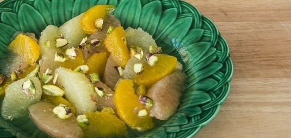 Салат с грейпфрутом, фисташками и сиропом агавы