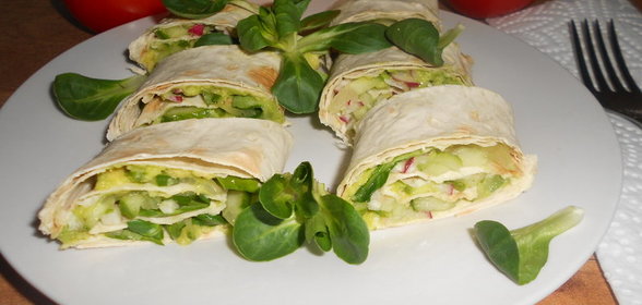 Овощной рулет из лаваша с авокадо