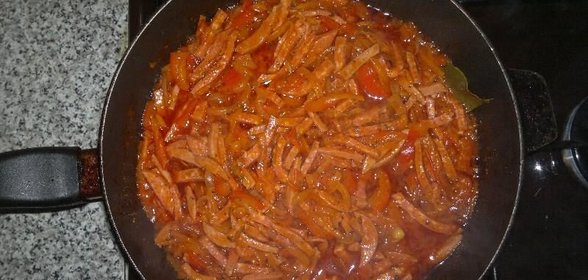 Гуляш из колбасы