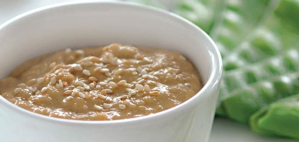 Спаржа и зеленый горошек с кунжутным соусом
