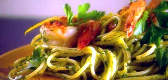 Спагетти с соусом песто из рукколы и королевскими креветками