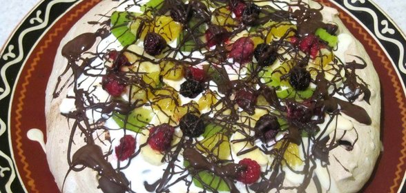 Торт с фруктами на безе