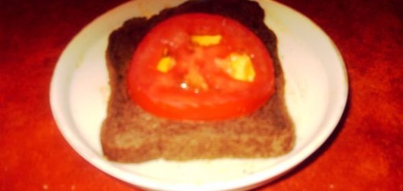 Fry egg in a black bread. Жареное яйцо в черном хлебе