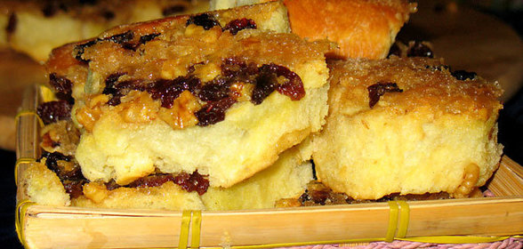 Перевёрнутый пирог из розеток,с изюмно-ореховой корочкой