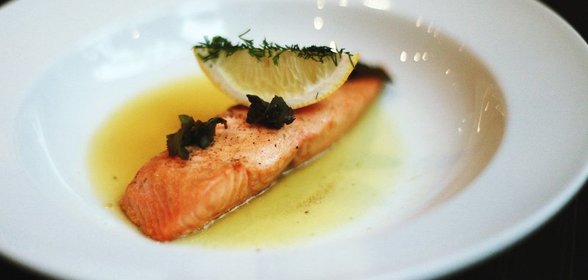 Лосось, томленный в зеленом чае