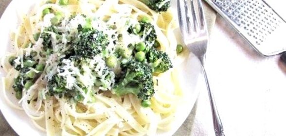 Сливочно-лимонные феттучини с горохом и брокколи