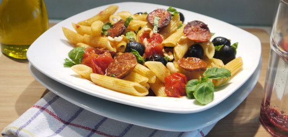 Паста пенне с оливками, чоризо и базиликом
