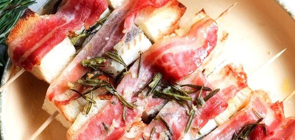 Палтус на шпажках с хлебом и беконом