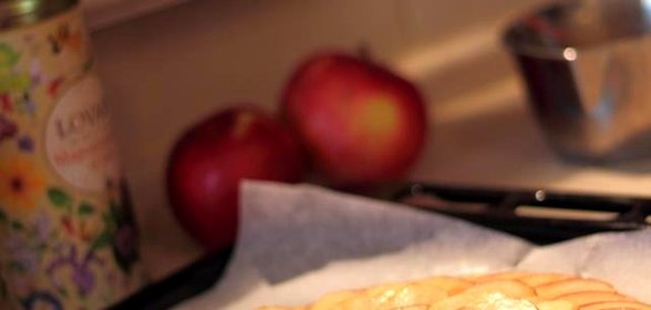 Яблочный пирог с сахарной пудрой