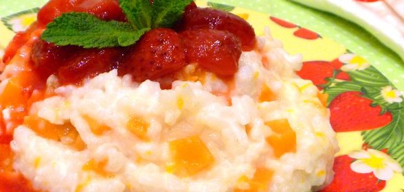 Сладкая каша с тыквой и клубникой фламбе