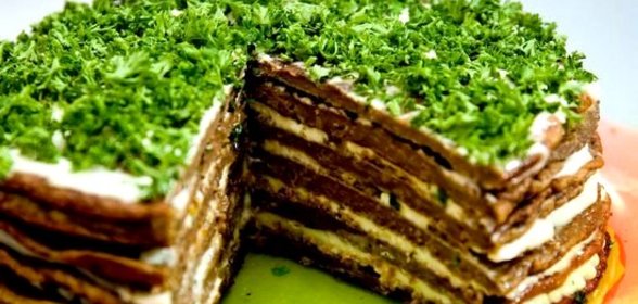 Печеночный торт с морковью и луком