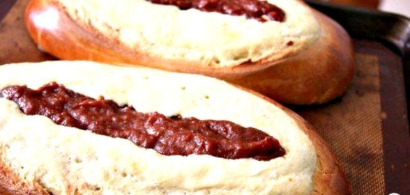 Хлеб с сыром и гуавой