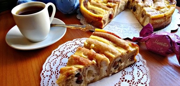Блинный пирог с творогом и изюмом