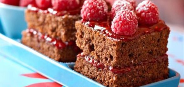 Лосось с имбирным бульоном, с грибами и лапшой Соба