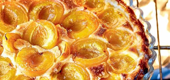 Пирог с абрикосами и миндальным кремом