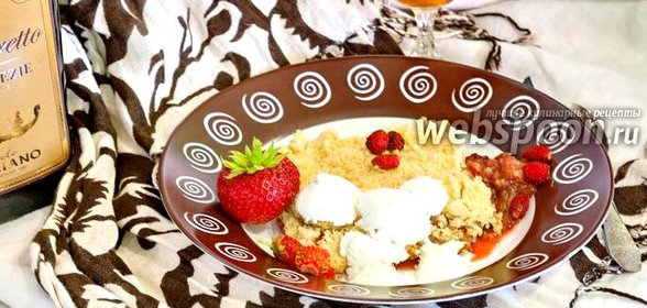 Крамбл с земляникой и ревенем