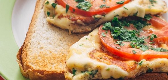 Жареный сулугуни с яйцами