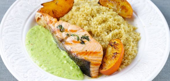 Лосось с киноа, апельсинами и пюре из зеленого горошка