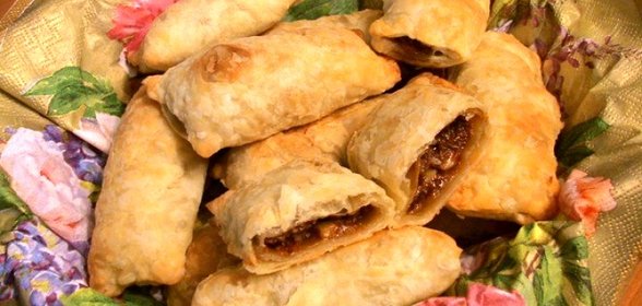 Слоеные пирожки с орехами и вареной сгущенкой