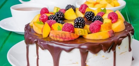Торт с шоколадными подтеками и фруктами