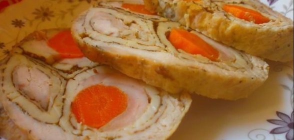 Руляда из курицы с блинами и морковью
