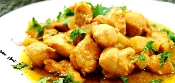 Зеленое карри из курицы с ананасами