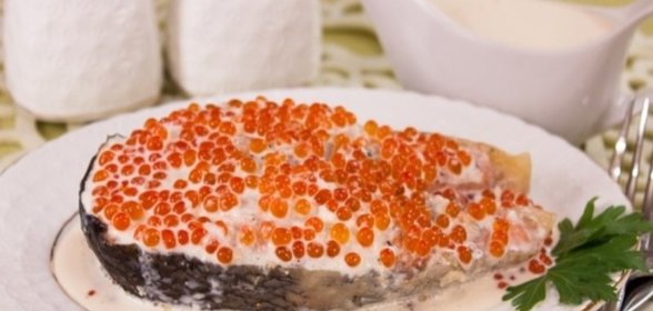 Семга под икорным соусом