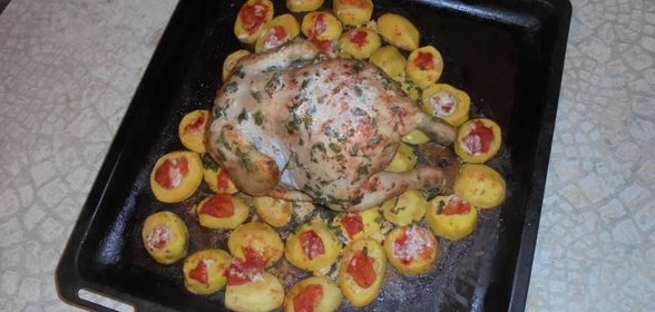 Курица, запечённая с овощами