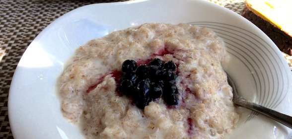 Овсяная каша с черникой и апельсиновой цедрой