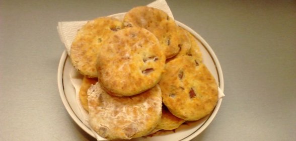 Домашнее печенье с беконом и сыром