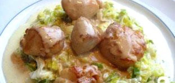 Морские гребешки с фондю из лука-порея