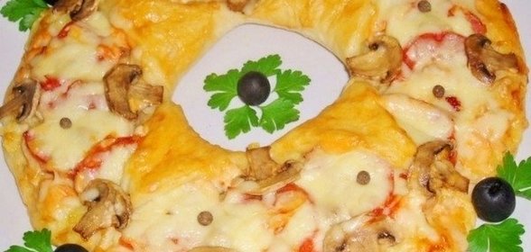 Пицца «Рождественский венок» с соусом энчилада