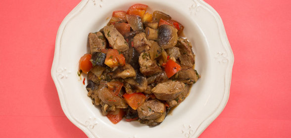 Жаркое из свинины с острыми баклажанами и шампиньонами