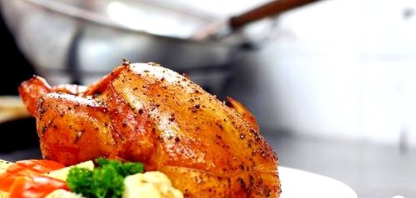 Жареная курица с луком-шалот и помидорами