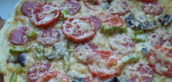Пицца с колбасой, помидорами, грибами и перцем