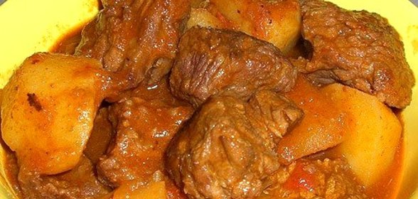 Гуляш из говядины с помидорами