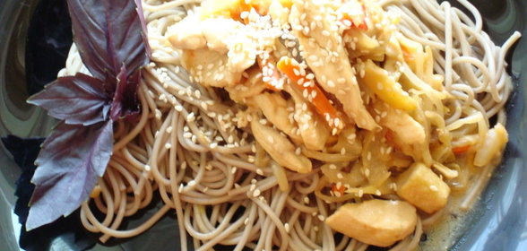 Гречневая лапша с курицей в кокосовом молоке