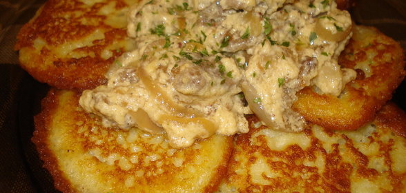 Заварные картофельные оладьи с мясным соусоммачанка