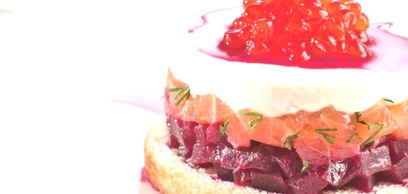 Тартар из свеклы и форели с красной икрой