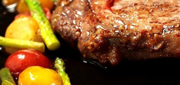 Говяжьи стейки с жареными помидорами черри
