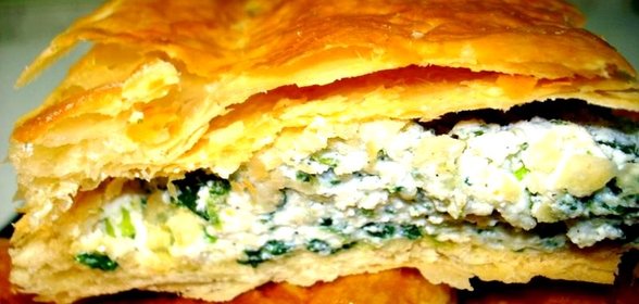Слоёный пирог с творогом и шпинатом