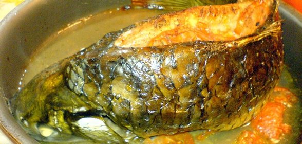 Карп запечённый, простой рецепт для небольшой семьи
