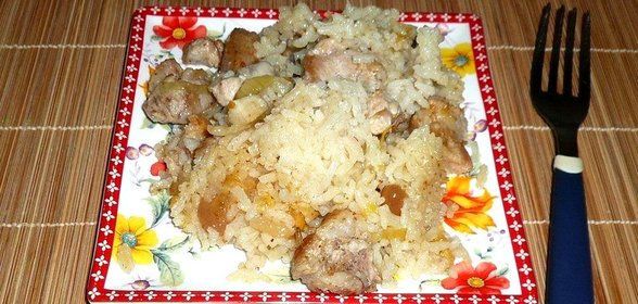 Рисовая каша с жареным луком и свининой
