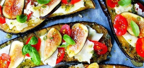 Баклажаны, запеченные с инжиром, песто и моцареллой