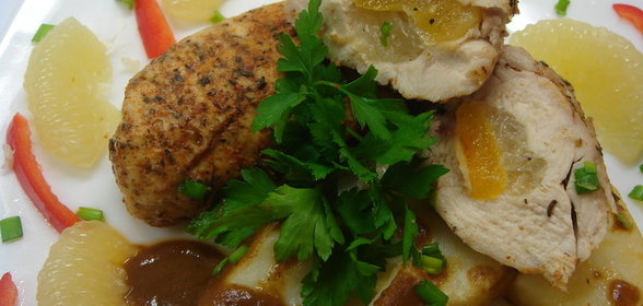 Куриная грудка, фаршированная свити и курагой, приготовленная на пару