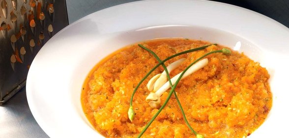 Суп из моркови, брокколи и имбиря, с бобовыми проростками и зеленым луком